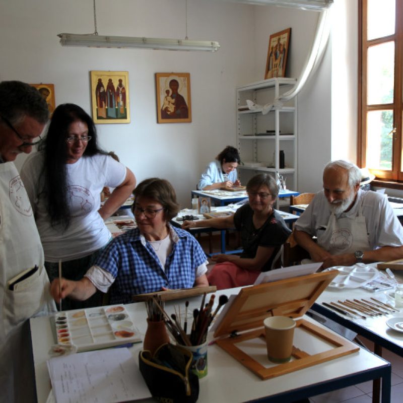Corsisti al lavoro sull'icona dell'angelo
