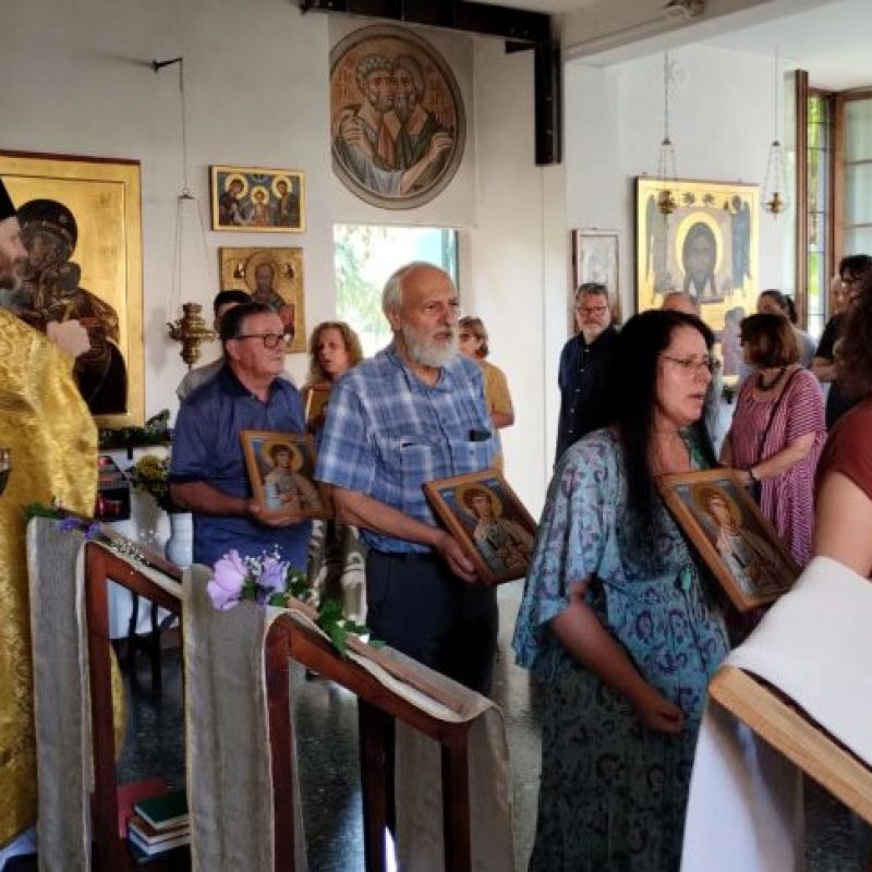 Iconografi in processione presentano la loro icona perché venga benedetta durante la Divina Liturgia.